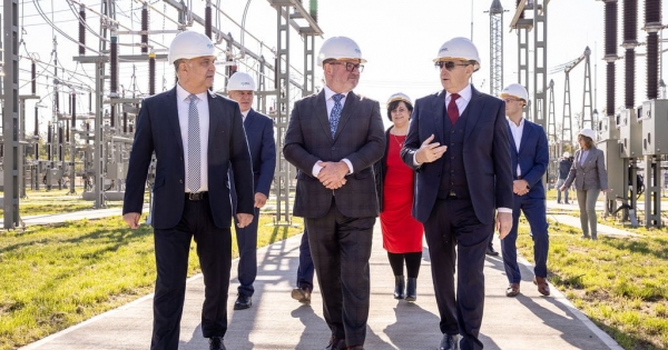 Mészáros Lőrincről felejthetetlen kép készült, miközben átadott egy 18 milliárdos állami támogatásból felépített áramhálózati állomást Nyíregyházán