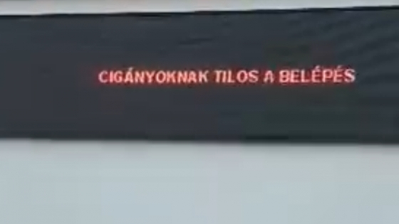 Cigányoknak tilos a belépés – állt egy kecskeméti italbolt LED-kijelzőjén