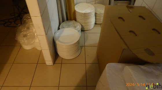 Videó: Rágcsálókra utaló nyomokat igen, mosogatószert nem talált a Nébih az "elképesztő" állapotú debreceni étteremben