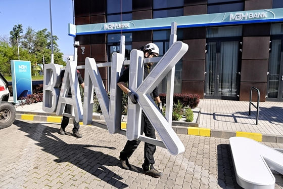 Viszik a bankot: szó szerint most szerelik össze Mészáros Lőrinc bankját. Fotók!