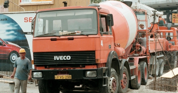 Változó építkezési helyen dolgoznak a teherfuvarozók. Kiküldetés vagy sem?