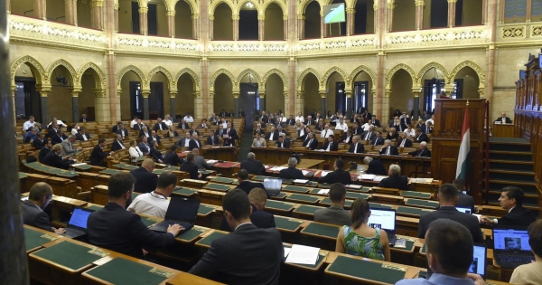 Ekáer, kata, lakásáfa – itt vannak a megszavazott adó- és tb-változások!
