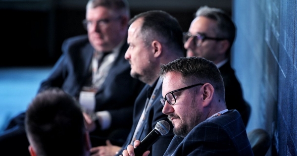 Elbeszélgetés a felcsúti focistákkal, sonkarecept, egy kör kimaradás a különadóból – ezt kérnék a nagyvállalati vezérek Orbán Viktortól