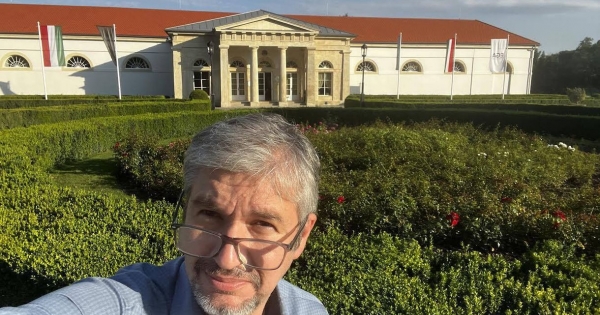 Kristálycsillárok, 40 milliós szőnyeg – Hadházy újabb fotókat mutatott, ezúttal a Hatvanpuszta melletti golfklubról