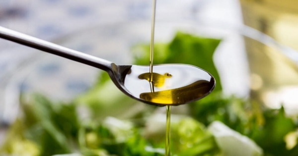 Extra szűz olívaolajként próbáltak eladni sima napraforgóolajat egy budapesti boltban