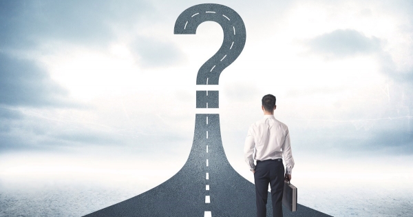 Nyugdíjba vonuló dolgozó: lehet vagy kötelező végkielégítést adni neki?