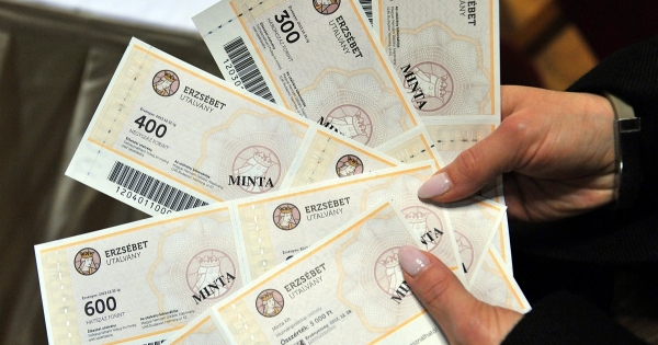 Nyugdíjasok Erzsébet-utalványa: azt mondja a NAV, nincs szja-bevallás!