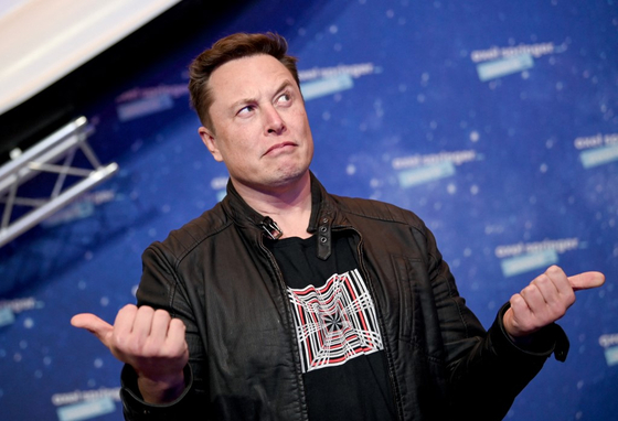 Elon Musk beperelte az X-et elhagyó hirdetőket