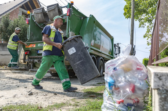 Nem engedi a Mohu, hogy felmondják a hulladékszállítást, hiába nem viszi már ki a szemetet a néhai nagymama