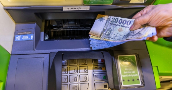 Duplájára nőhet az ingyenes készpénzfelvételi határ: a bankszövetség ellenzi a limit emelését