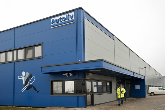 Figyelmeztető sztrájkot tartanak az Autolivnél