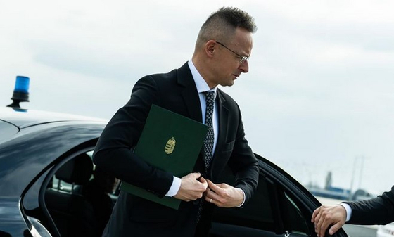 Szijjártó: Jövő év végére készen áll a sorozatgyártásra az új kecskeméti Mercedes-gyár