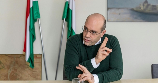 Nézőpont: profitorientáltan alakították át a kormányhoz közeli közvélemény-kutatót