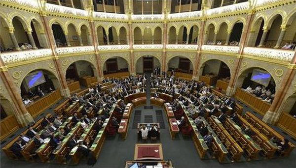 Adókönnyítésekről és kétéves munkaidőkeretről dönt az Országgyűlés
