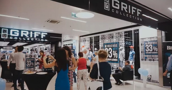 Végkiárusítás: bezárja utolsó fizikai üzletét a legendás magyar divatcég