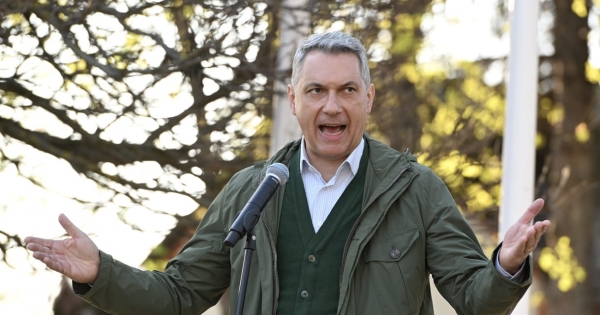 Lázár János megsértődött, küldi a fekete auditot a Strabaghoz