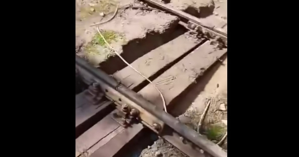 Magyar Péter közzétett egy videót, amely a Magyarkútnál kisiklott vonatnál készült