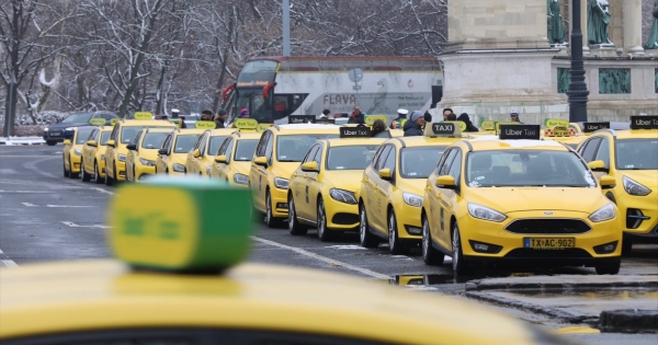 Szerdai tüntetésre készülnek a taxisok