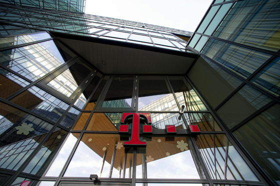 Két vezető is távozik a Magyar Telekomtól