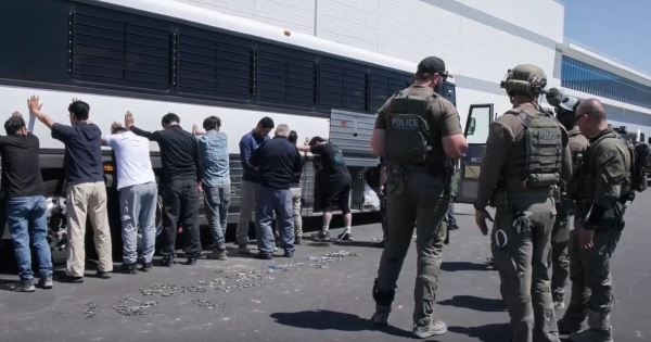 Bocsánatot kért az USA, amiért a Hyundai-LG gyárból fegyveres erővel vitték el az illegális bevándorlónak hitt dolgozókat