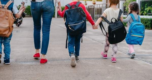 A nap kérdése: jogosultak-e azok a háromgyermekes anyák is októbertől az szja-mentességre, akik 1999 előtt vállaltak gyermeket?