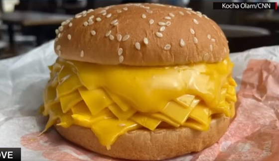 Húsmentes, 20 sajtszeletes szörnyburgert dobtak piacra Thaiföldön