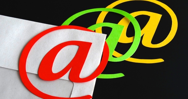 Munkahelyi e-mail-fiók privát használata: ezért kaphat bírságot a munkáltató