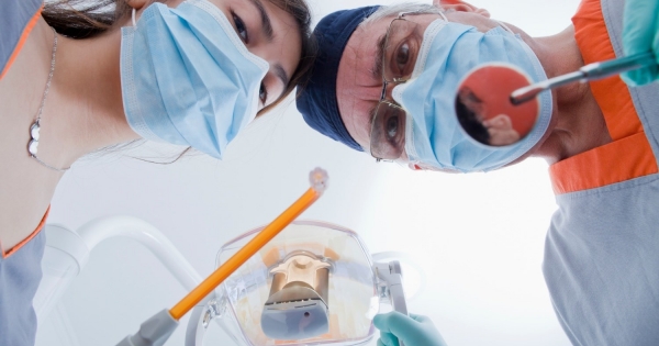 A nap kérdése: kötelező-e az egészségügyi dolgozó bérnövelésének szabályait követni, ha a munkáltató egyéni vállalkozó?