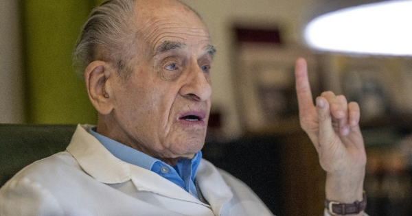 Nyugdíj mellett közszolgálati jogviszonyban: engedmények és korlátozások