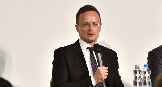 Szijjártó: Beruházási rekordot döntöttünk és mi vagyunk az akkugyártás Európa-bajnokai