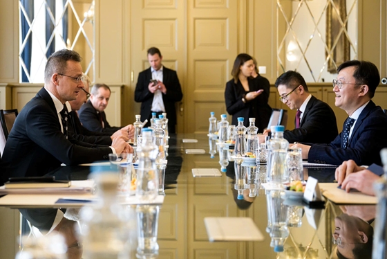 A Borsodchem kínai tulaja egy magyar telephelyet emlegetve írt arról, hogy fejlesztenék az európai akkufeldolgozást, másnap Szijjártóval tárgyaltak