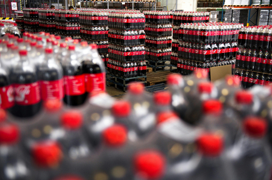 Ön is észrevette, hogy volt valami furcsaság az utóbbi időben a coca-colás üvegeken?