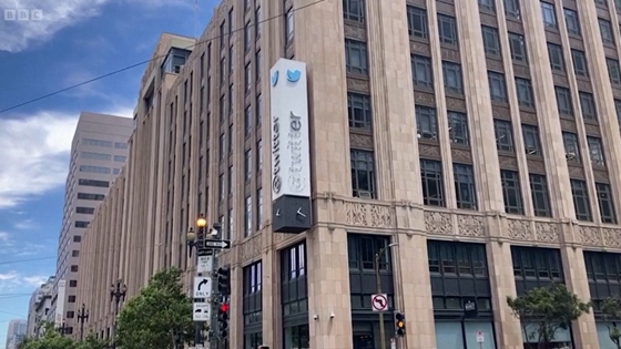 Rendőröket hívtak a munkásokra, akik épp a Twitter logóját cserélték le a cég San Franciscó-i központjában