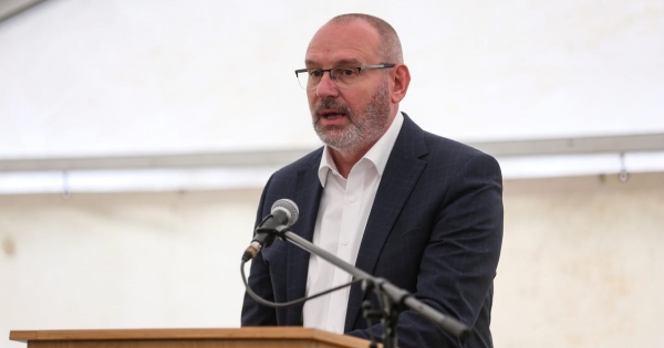 Az államtitkár üzeni, addig marad az árrésstop, amíg a multik nem értenek a szóból