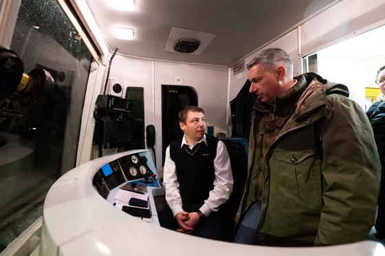 Lázár János döntött: egy ember vezeti a buszokat és a vonatokat