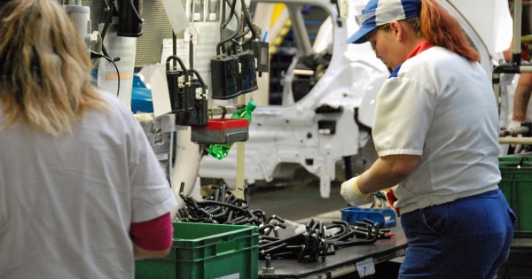 Munkaidőkeret: így kell munkabért és bérpótlékot fizetni