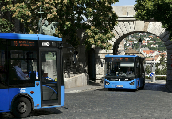 50 fok a vezetőfülkében, 32 fok az irodában: a buszsofőröket, a vasutasokat és a postásokat sem kíméli a hőség