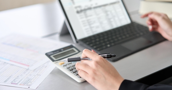 Megbízási díj számfejtése utólag – szükséges-e önellenőrzés, késedelmi kamatot kell-e fizetni?