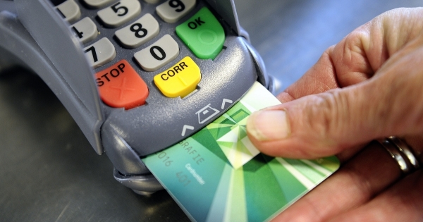 Magánbankkártyával fizet céges vásárláskor: így lehet elszámolni