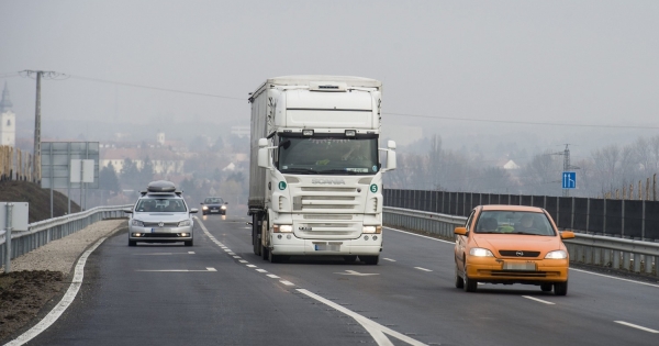 Videóra vették, hogyan trükköznek a rendszámokkal a magyar utakon