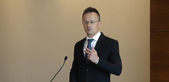 Szijjártó Péter Pekingben: újabb óriási kínai autóipari beruházás érkezik Magyarországra