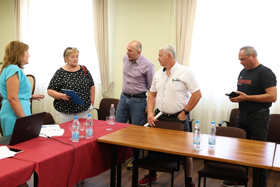 "Napi 300 tonna katódról beszélünk, és az útjaink már így sem bírják" – videóriport Ácsról