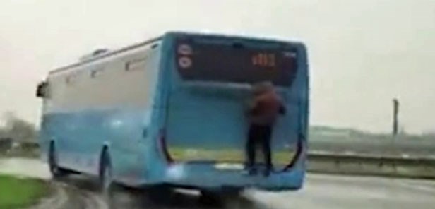 Buszbérlet munkába járáshoz: előírható-e, hogy csak számla ellenében térít a a munkáltató?