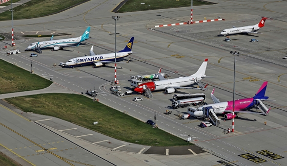 Annyira megdrágultak az uniós repülőjegyek, hogy az EU magyarázatot vár az iparágtól