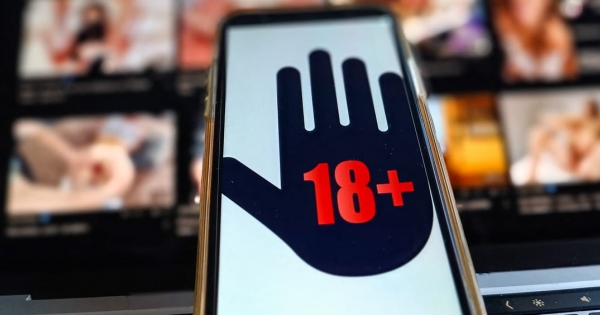 Az EU nekiment a PornHubnak és társainak, mert szerintük semmit sem tesznek azért, hogy kiszűrjék a kiskorúakat a platformokról