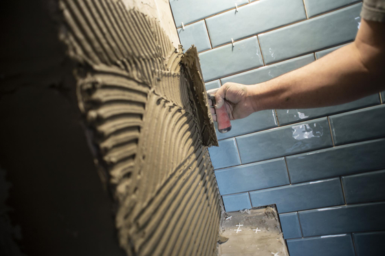 Bő hét hetet kell várni a szakemberekre, de közel ötödével nőttek a munkadíjak az építőiparban