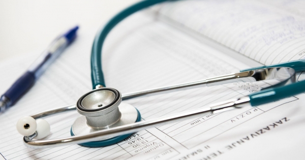 Felmondhat-e a munkáltató annak a munkavállalónak, aki munkakörét egészségi ok miatt nem tudja ellátni?