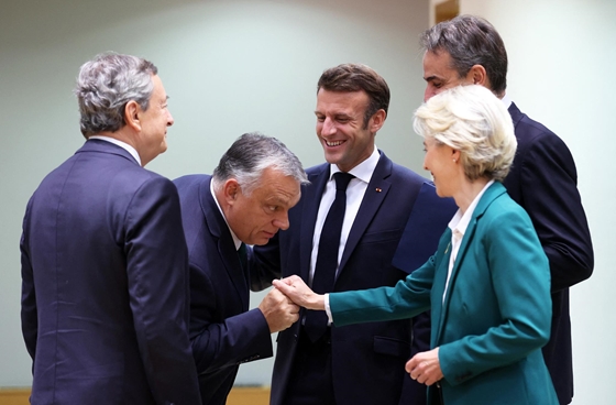 Mol-igazgató az üzemanyagárakról: A kormány nem akar konfliktust Brüsszellel, inkább emel 40 forintot