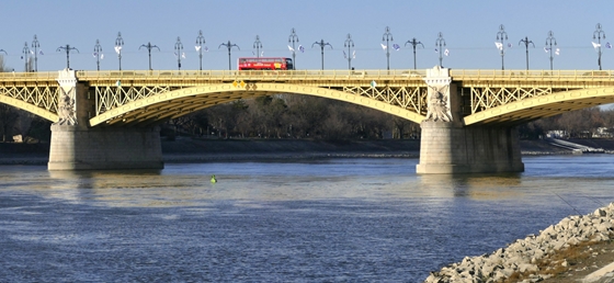 Nem csak az eső mossa hétvégén a Margit hidat