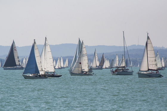 Óriási kikötővel folytatódott a Balaton-part beépítése